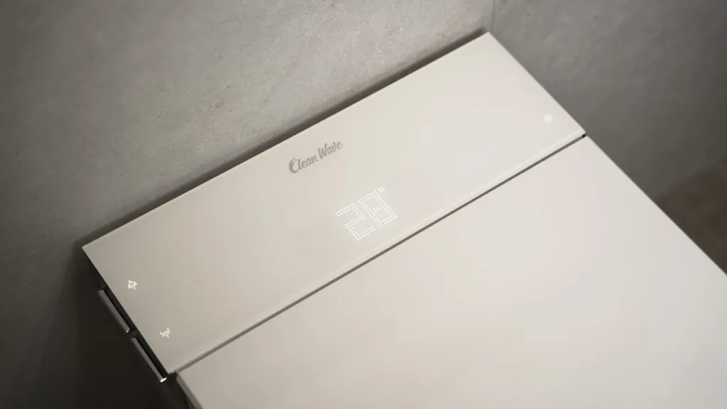 Boczny panel zintegrowanej toalety myjącej CleanWave Breeze 700