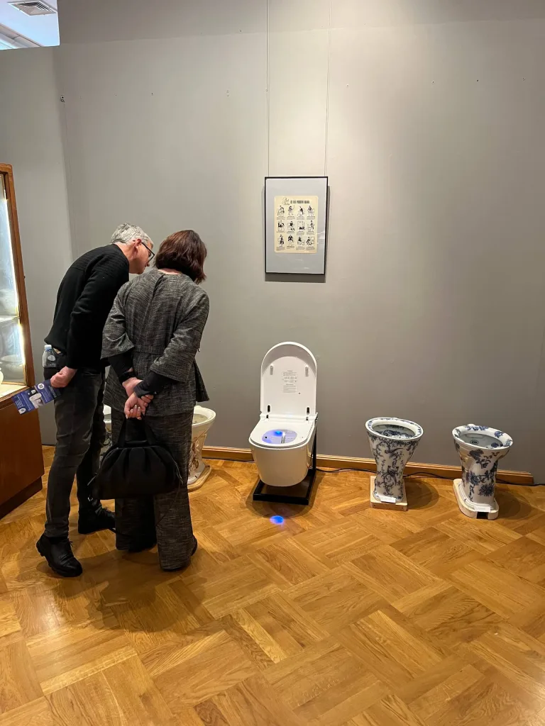 wystawa historii toalet gdzie krol chodzi piechota
