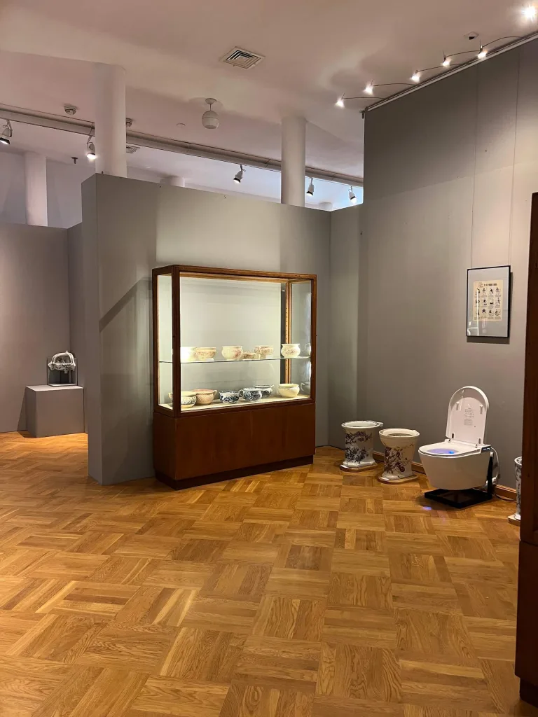 wystawa historii toalet gdzie krol chodzi piechota