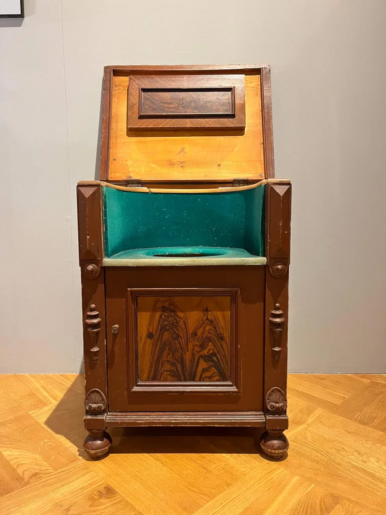 wystawa historii toalet gdzie krol chodzi piechota